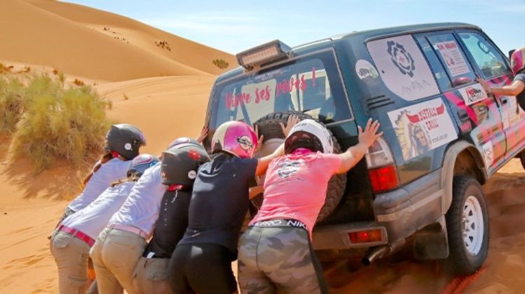 ROSES DES SABLES – Le rallye solidaire 100 % féminin s’élance de Pau